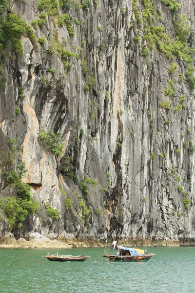 Vissersboot in de ha long baai — Stockfoto