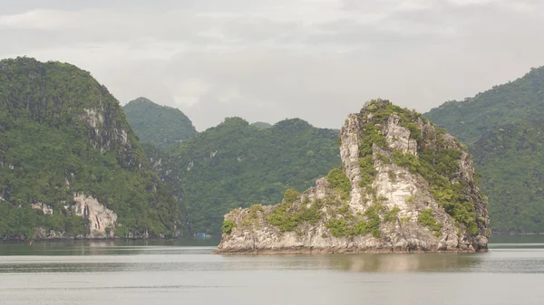 Limestone rocks in Halong Bay, Vietnam — Stock Photo, Image