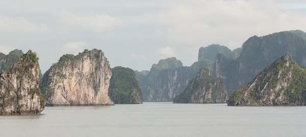 Limestone rocks in Halong Bay, Vietnam — Stock Photo, Image