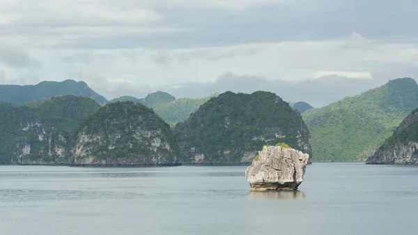 Limestone rocks in Halong Bay, Vietnam — Stock Photo, Image