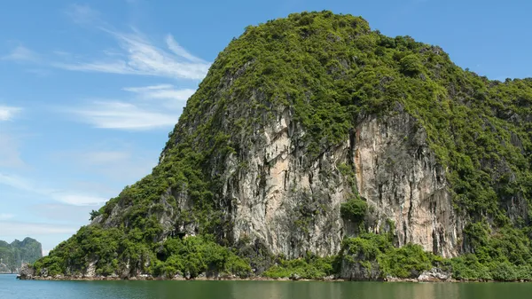 Limestone rocks in Halong Bay, Vietnam — Stock Photo, Image