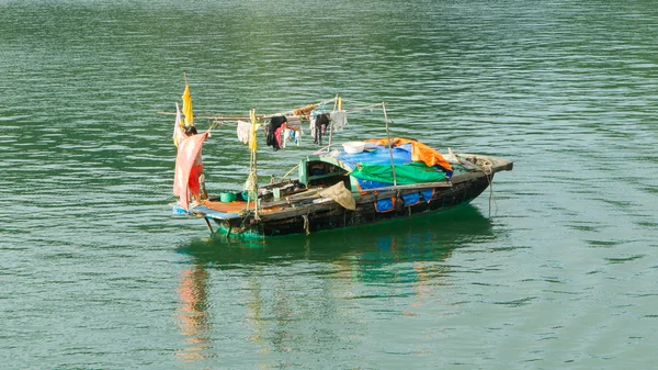 Barca da pesca nella baia di Ha Long — Foto Stock
