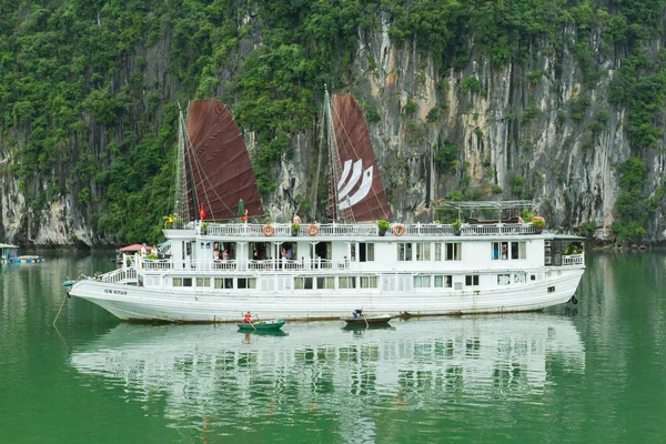 Touristenboot in der Halong-Bucht, Vietnam — Stockfoto