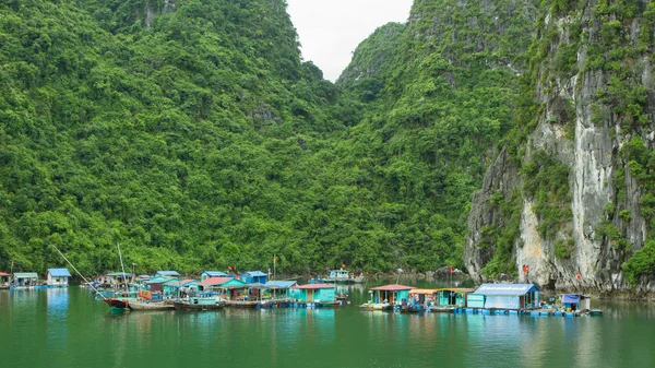 Drijvende vissersdorpje in ha long baai — Stockfoto