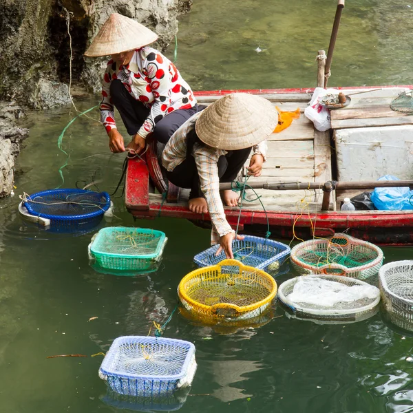 HA LONG BAY, VIETNAM AGO 10, 2012 - Vendedor de alimentos em barco. Muitos Vi — Fotografia de Stock