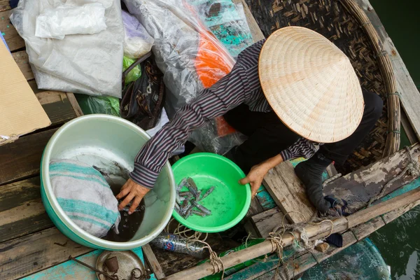 Ha long bay, Wietnam 10 sierpnia 2012 - sprzedawca żywności w łodzi. wiele vi — Zdjęcie stockowe