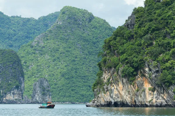 Fiskebåt i i ha long bay — Stockfoto