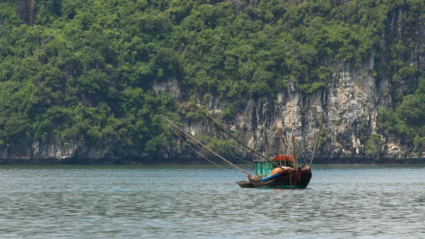 Риболовецьке судно в на Ha Long Bay — стокове фото