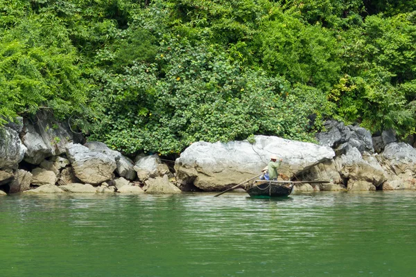 Bateau de pêche dans la baie de Ha Long — Photo