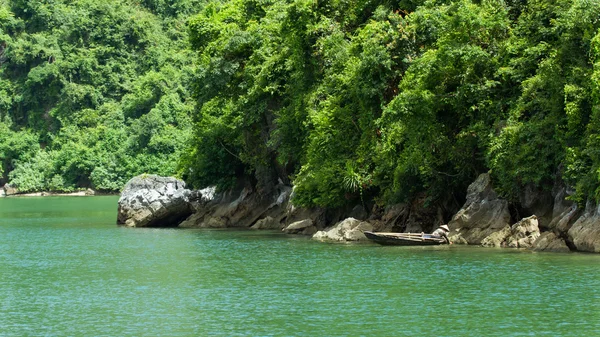 Bateau de pêche dans la baie de Ha Long — Photo