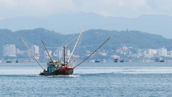 Bateau de pêche dans la baie de Ha Long — Photo