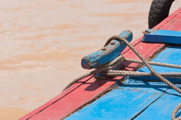 FÖRTÖJNINGSLINA på en liten fiskebåt i vietnam — Stockfoto