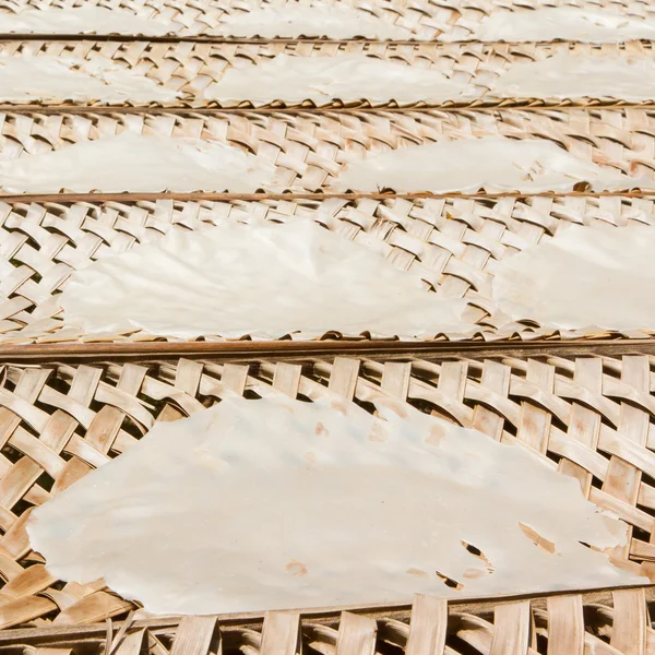 Essiccazione di carta di riso a una struttura di bambù — Foto Stock