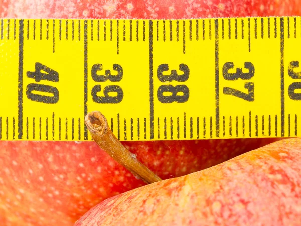 Rode appels met een gele meetlint — Stockfoto