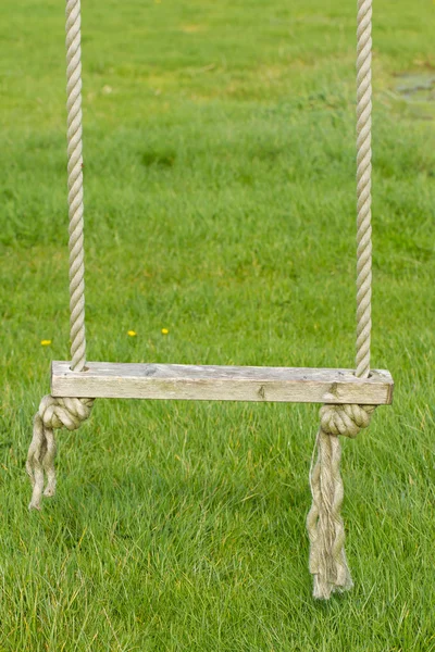 Gamla trä träd swing — Stockfoto