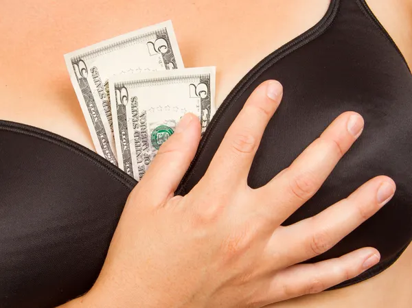 Conceito - mulher com dinheiro em sutiã — Fotografia de Stock