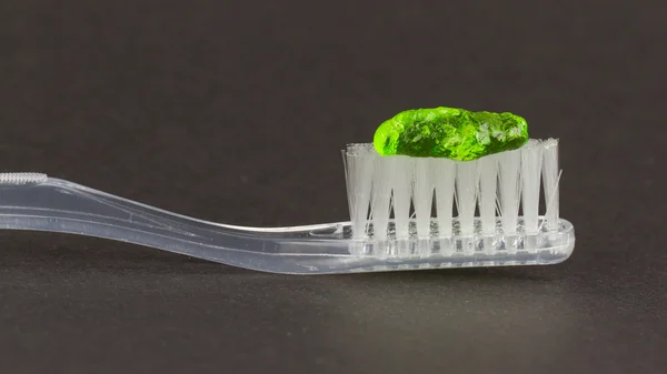 Cepillo de dientes y pasta de dientes verde aislados — Foto de Stock