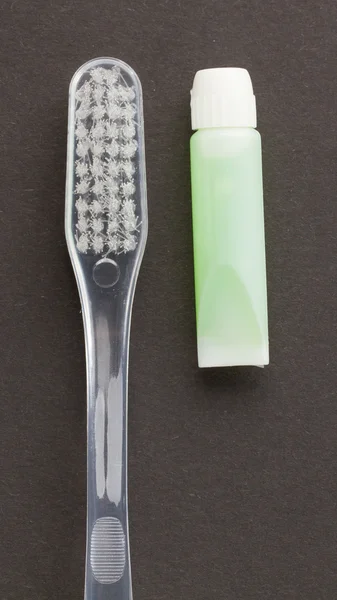Szczoteczka do zębów i zielonej pasty do zębów, na białym tle — Zdjęcie stockowe