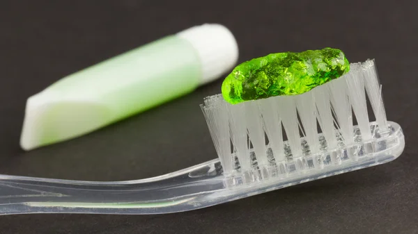 Izole, diş fırçası ve yeşil diş macunu — Stok fotoğraf