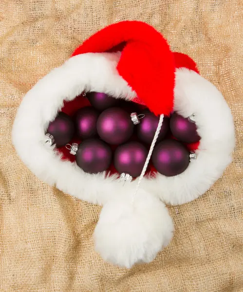 Chapéu de Pai Natal cheio de bolas de Natal — Fotografia de Stock