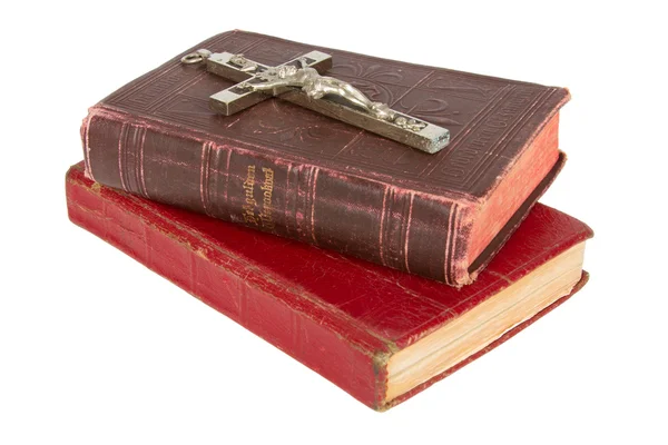 Ancienne bible antique et croix sur fond blanc — Photo