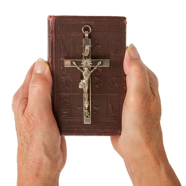 Старые руки (женщина) держат очень старую библию — стоковое фото