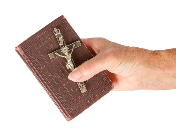 Gamla hand (kvinna) som håller en mycket gammal bibel — Stockfoto