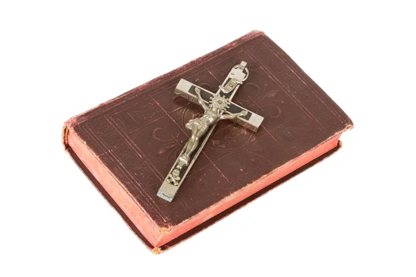 Antigua Biblia antigua y cruz sobre un fondo blanco — Foto de Stock