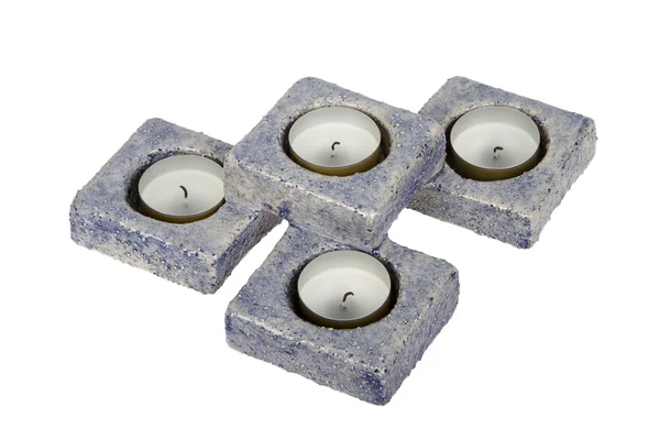Kerzenhalter (Keramik) oder Kerzenständer mit vier Kerzen isolieren — Stockfoto