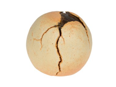 Eski kırık kil çömlek izole