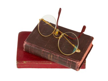 çok eski gözlük ve izole kırmızı kitap