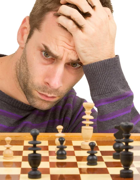 Šachovnice s zoufalce přemýšlet o šachovou strategii, iso — Stock fotografie