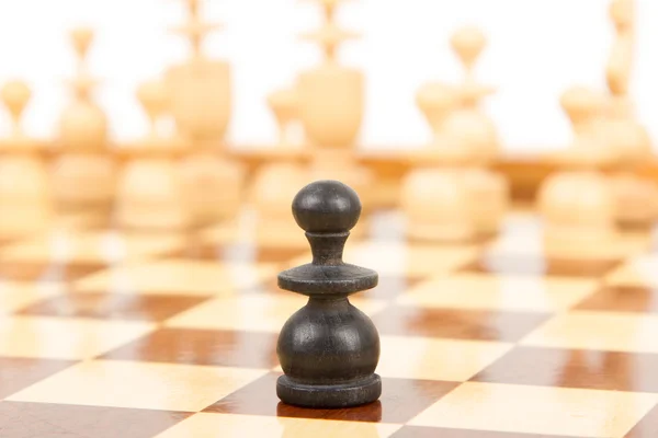 Pionek szachowy czarny na białym tle — Zdjęcie stockowe