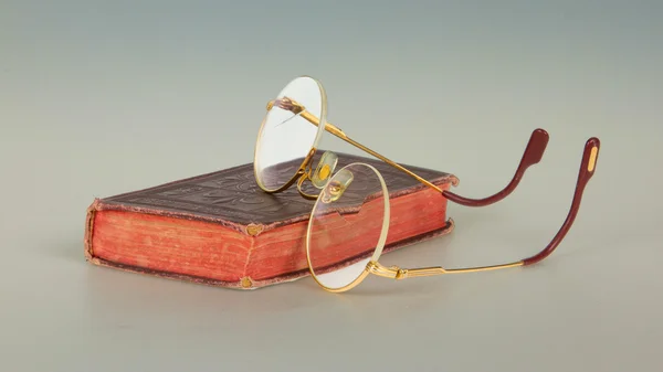 Πολύ παλιά γυαλιά και ένα κόκκινο βιβλίο απομονωθεί — Φωτογραφία Αρχείου