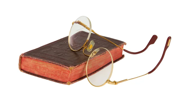 De très vieilles lunettes et un livre rouge isolé — Photo