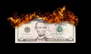 Beş dolarlık banknot dikkatsiz para yönetimi simgeleyen yanma