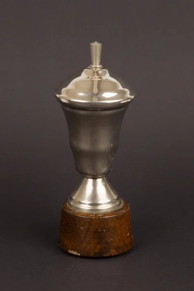 Bardzo stary Puchar trophy na białym tle — Zdjęcie stockowe