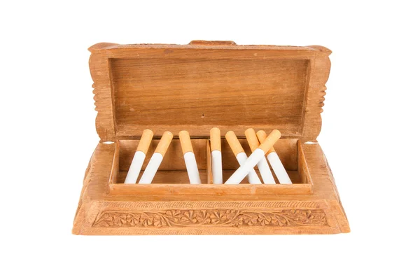 Cigarety v ručně vyřezávané dřevěné krabice — Stock fotografie