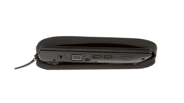 siyah notebook çantası yakın çekim