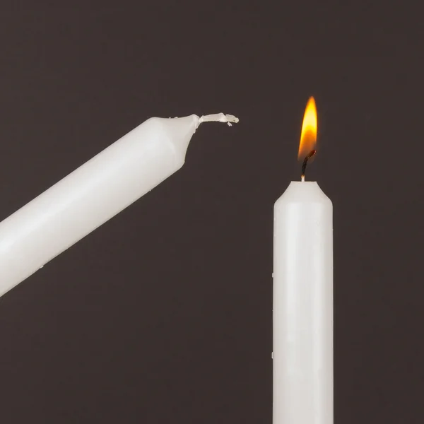 Witte kaars te branden, geïsoleerd — Stockfoto