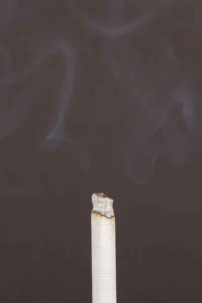 Cigarrillo ardiente con humo — Foto de Stock