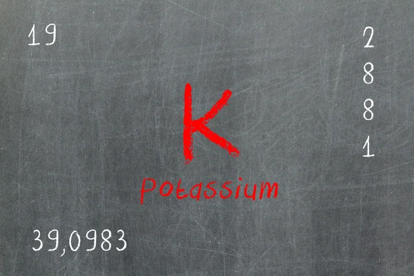 Tableau noir isolé avec tableau périodique, Potassium — Photo