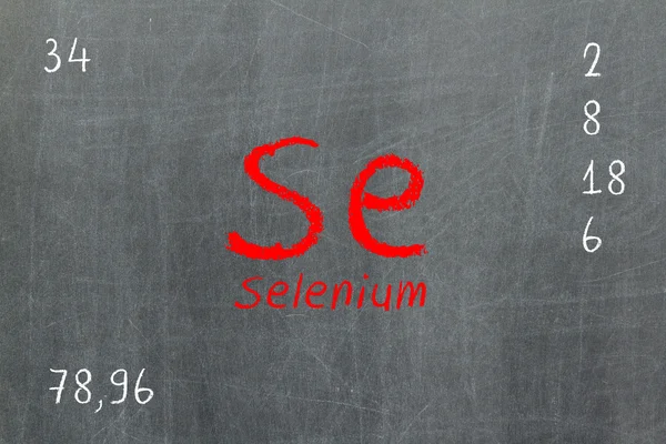 Geïsoleerde schoolbord met periodieke tabel, selenium — Stockfoto