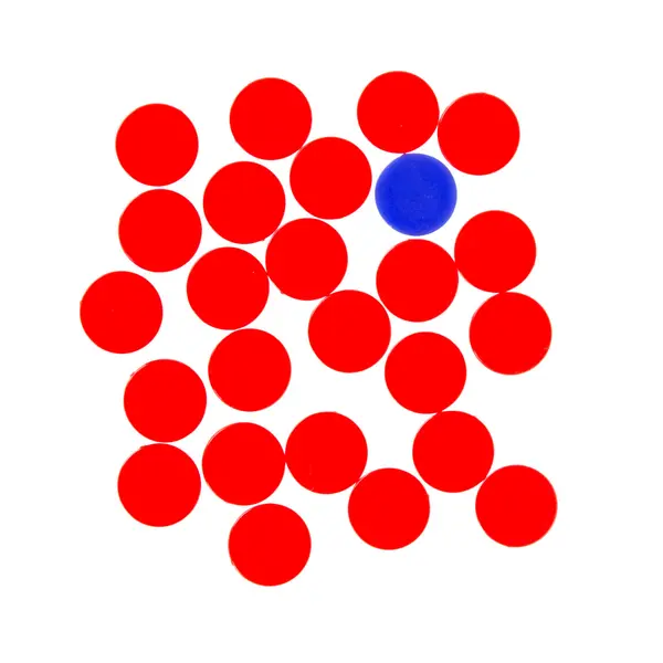 在游戏阵容 4 中使用的红色和蓝色的芯片 — 图库照片
