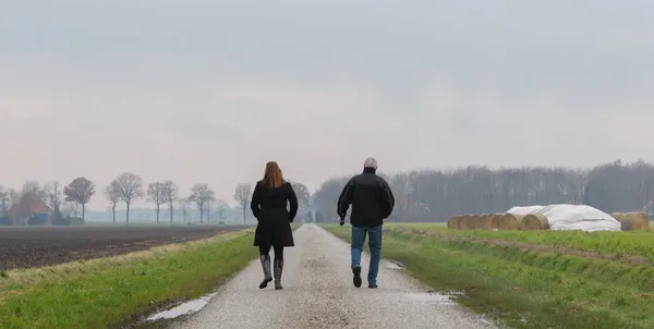 Uomo e donna a piedi — Foto Stock