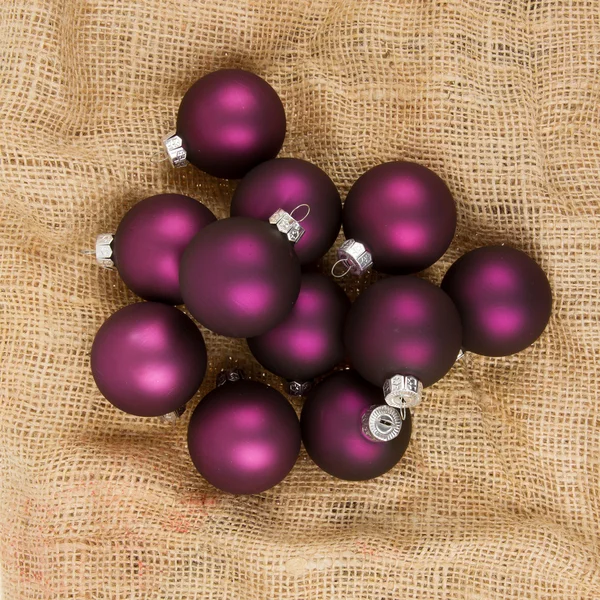 Bolas de Natal roxas isoladas — Fotografia de Stock