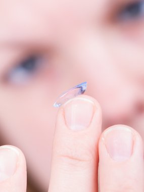 Kontakt lens ekleme yakın çekim