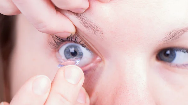 Nahaufnahme des Einsetzens einer Kontaktlinse — Stockfoto