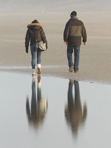 Couple marchant sur une plage hollandaise — Photo