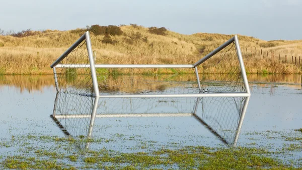 Voetbal doel op een overstroomd gebied — Stockfoto